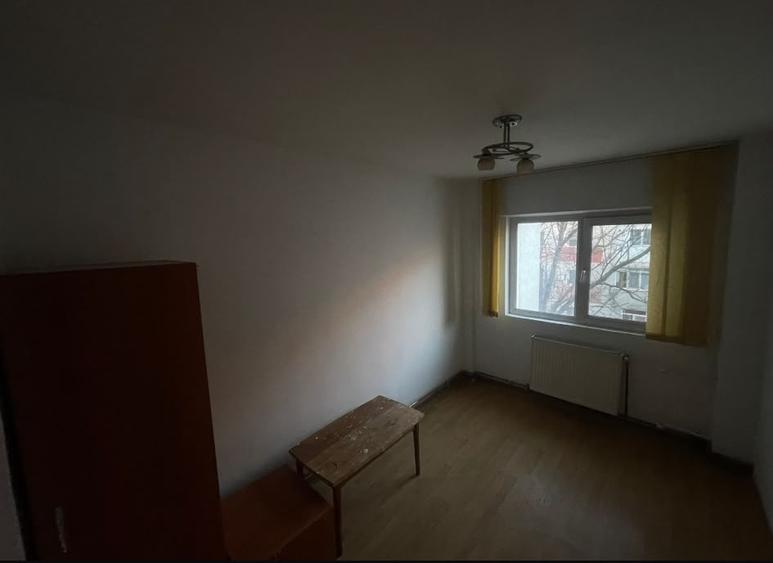 Apartament 3 camere decomandat, etajul 2/4, zona Dacia