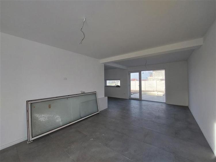 Casa noua cu piscina in Fantanele