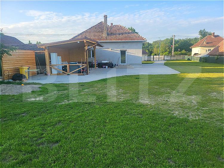 Casă cu 5 camere și spațiu comercial, teren 4079mp, zona Stremț - Teius