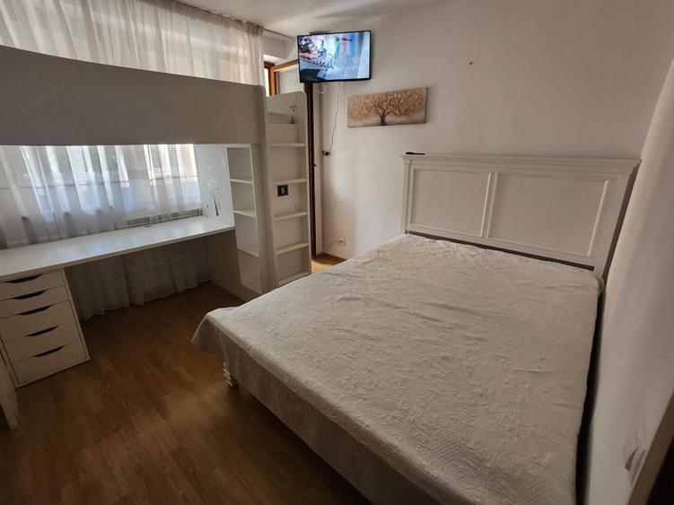 Proprietar, închiriez apartament cu 3 camere, central, mezanin