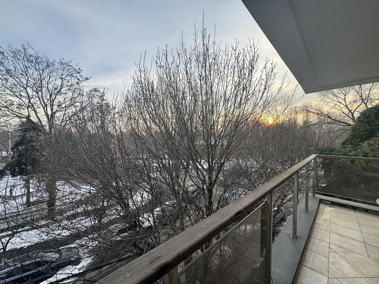 Apartament spatios cu vedere la parc, prima linie