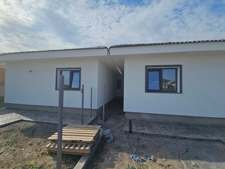 Duplex despartit prin camera tehnica cu asfalt