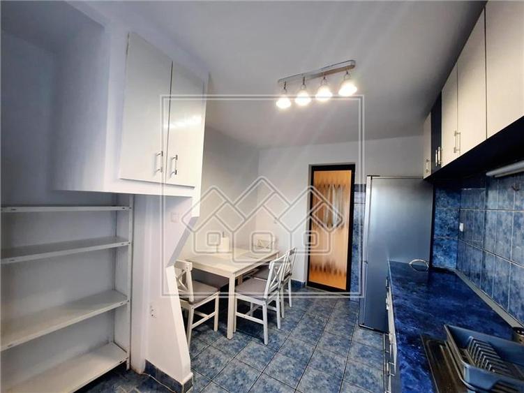Apartament cu 3 camere, 2 bai, balcon, zona Strand