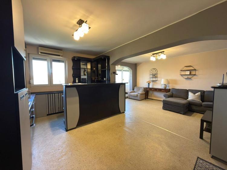 Ap 3 camere, decomandat,etaj 5 – zona Piața Rogerius.Pret 108.000 euro