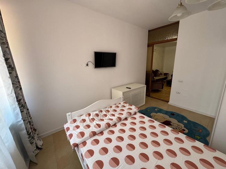De închiriat apartament 3 camere 80 mp + curte privata 50 mp
