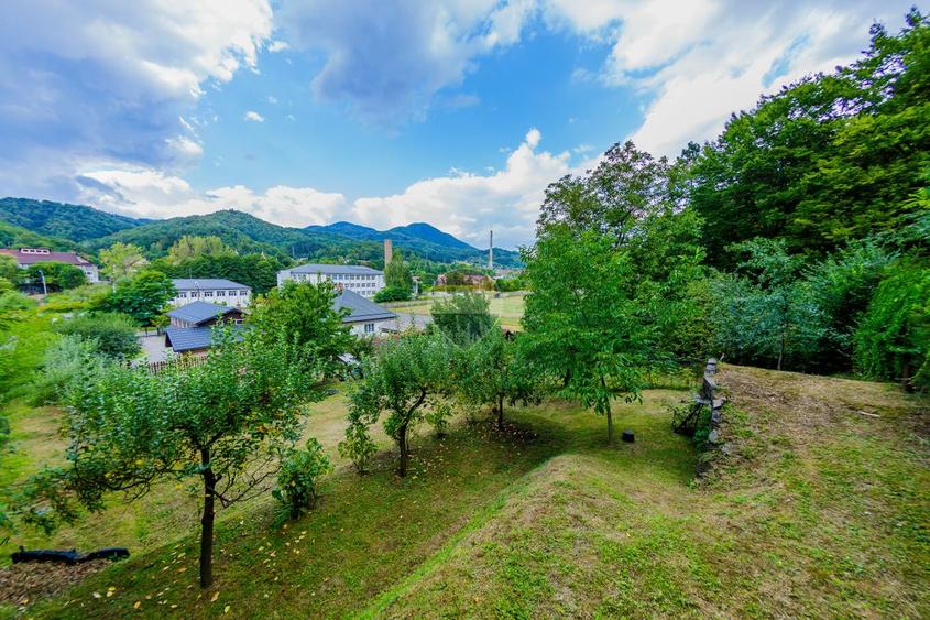 CASA cu TEREN generos , in linistea naturii