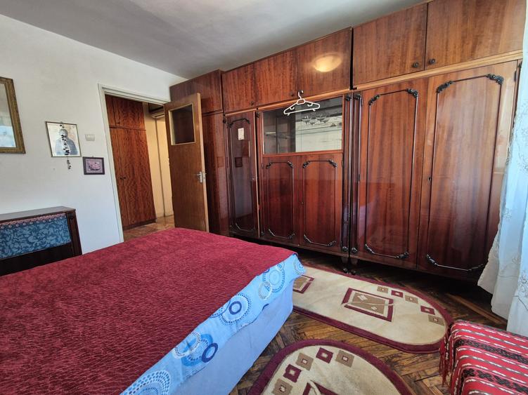Apartament 3 camere de vânzare – Zona Centrală, decomandat