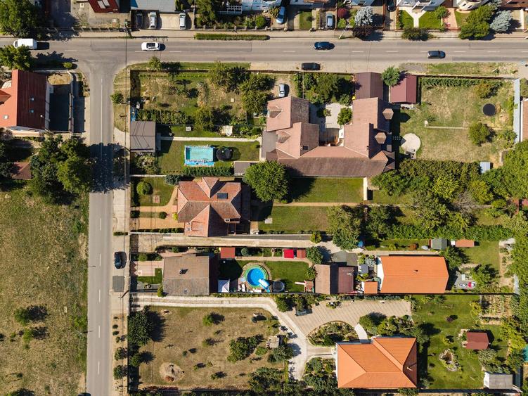 Vilă cu spatii largi, curte generoasă