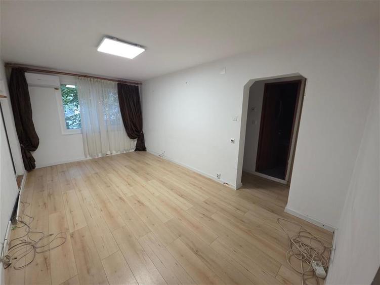 Apartament 4 camere Semidecomandat Piata Sudului RENOVAT