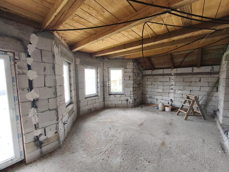 Duplex la rosu, 4400 mp teren, Siret - 18