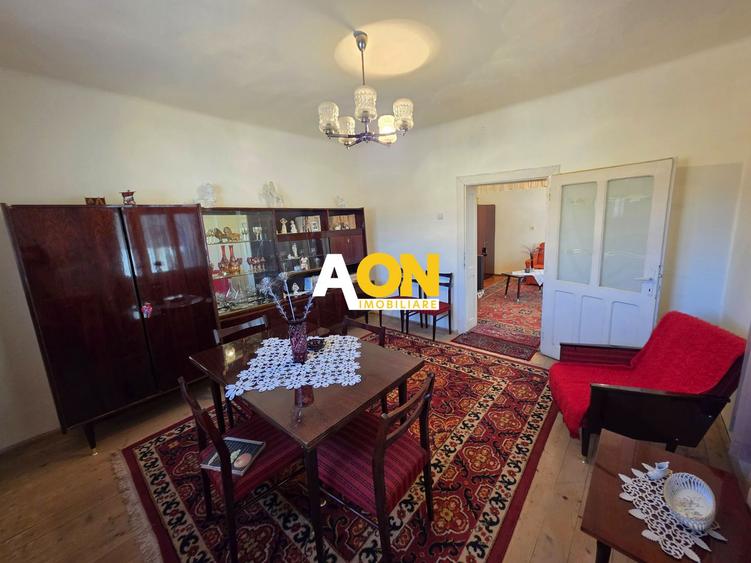 Casa traditionala, 3 camere, la asfalt, 1685 mp teren, Ciugud