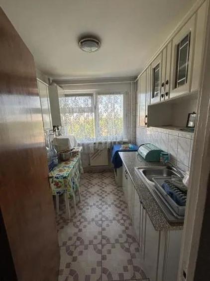 Apartament - 3 camere - semidecomandat -Constantin Brancoveanu