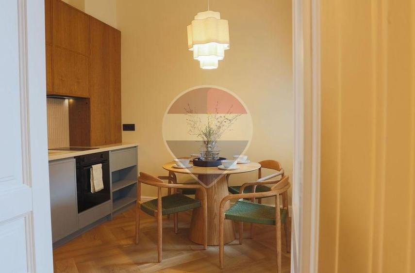 De vânzare apartament cu 3 camere, 2 băi, restaurat integral - Central
