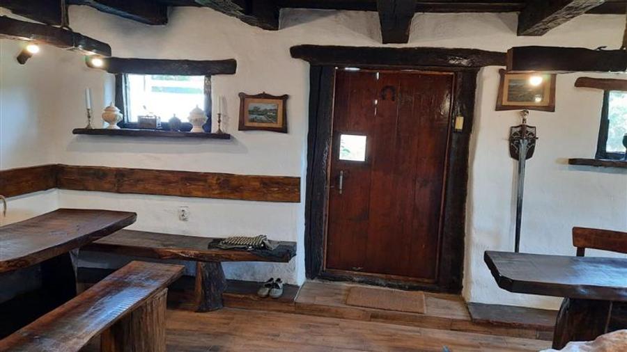 Casa de vanzare si cafenea in stil rustic