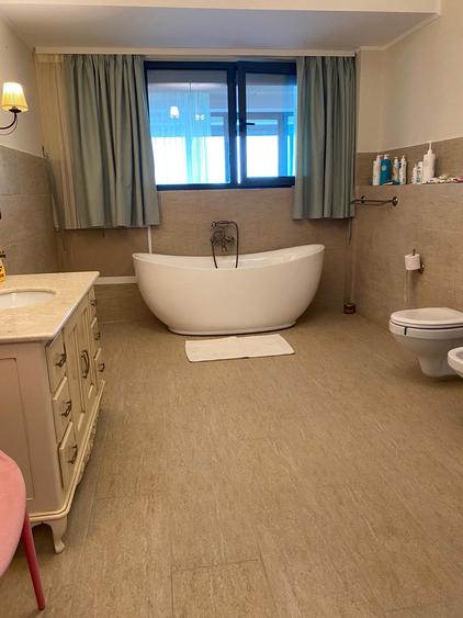 Apartament cu priveliste spectaculoasa catre lac, complet mobilat si utilat!!!