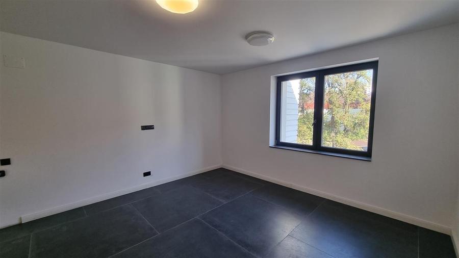 Vila - Bloc modern de 11 camere zona Centrul Civic , Onix