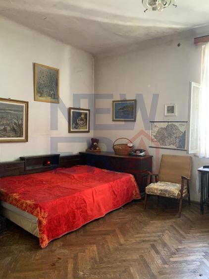 De vanzare 2 camere in vila interbelica, curte comuna zona Armeneasca