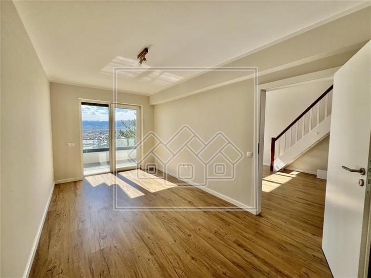 Penthouse cu 3 camere, 2 bai si balcon - la cheie