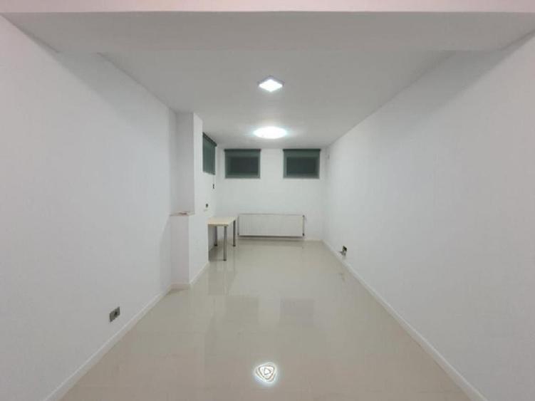 Imobil birouri singur curte, 8 camere.D+P+2, cu locuri de parcare in fața