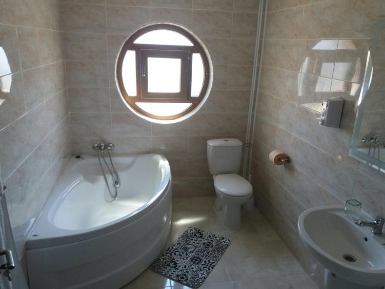 Pensiune cu 13 camere|4 apartamente|Spații auxiliare| ideal investiție
