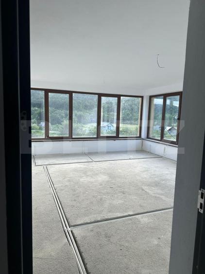 Casă modernă cu garaj, terasă, balcon și curte spațioasă