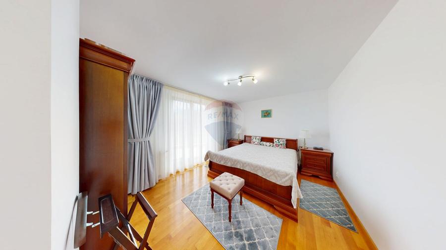 Casă / Vilă de Lux cu 5 camere de vânzare