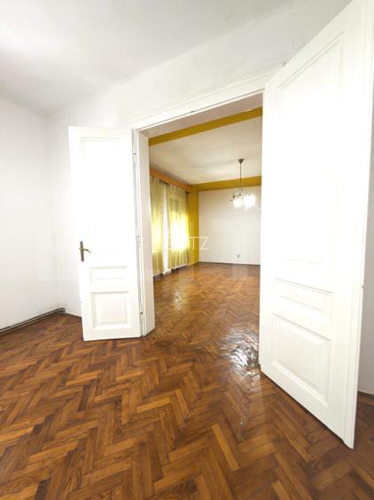 Casa istorica, 2 apartamnte, curte proprie- posibilitati multiple, zona Balcescu