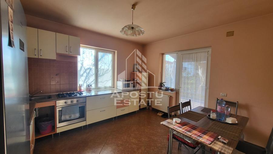 Casa individuala cu 7 camere si garaj,Dumbravita