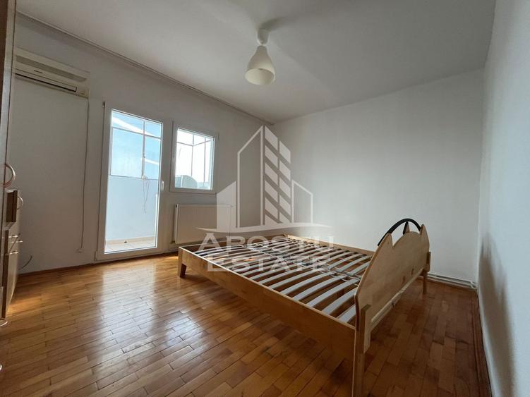 Apartament cu 3 camere, 2 bai, decomandat, centrala proprie, Sagulu