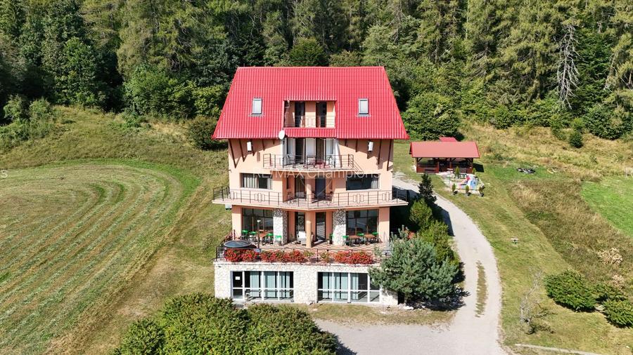 Pensiune în funcțiune | 10 camere | Teren 4.000 mp | Brădet – Săcele