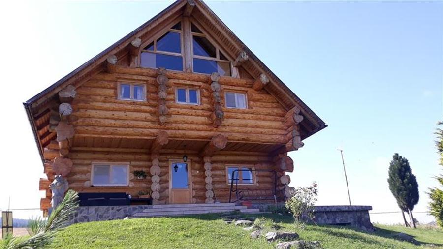 Casa din busteni cu ferma zootehnica si afacere (Tengheler, Com. Ditrau)