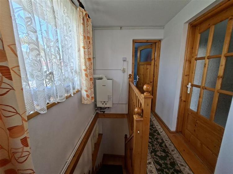 Apartament 3 camere la casa curte pivnita parcare zona Centrala