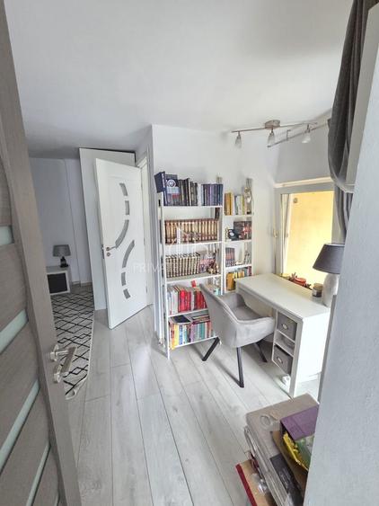 Casa renovata, 3 camere, 2 bai, Zona Centrală