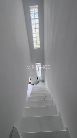 🏡 Casă P+1 cu 3 camere, balcon, terasă și 2 parcări – 110.000 €