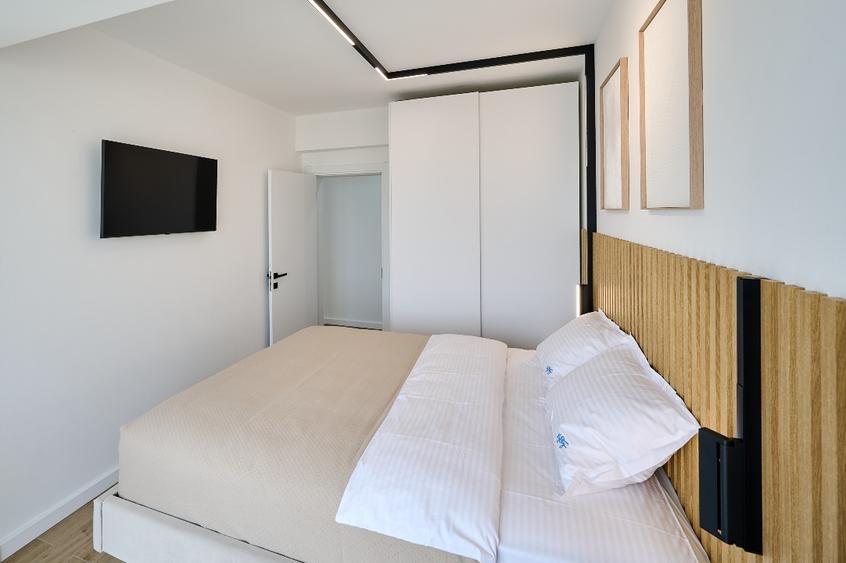 Ofer pentru inchiriere apartament 3 camere cu vedere frontala la mare