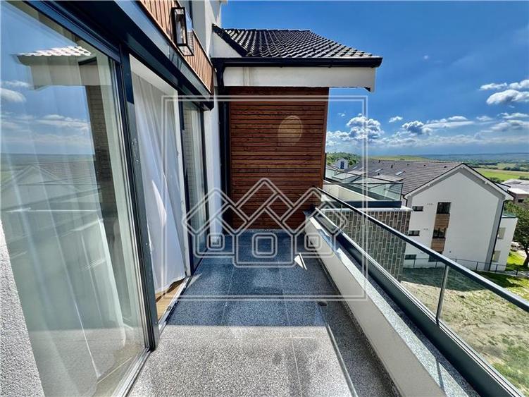 Penthouse cu 4 camere si balcon - 2 bai, intabulat