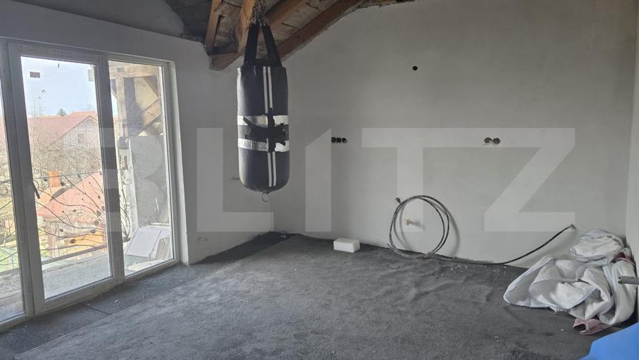 Casa 5 camere, 300 mp, zona UNIO