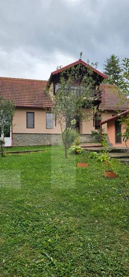 Casa cu 3 corpuri de vanzare, 6 camere, 400 mp + teren 2800 mp I Barcani