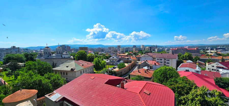 Se inchiriaza apartament 3 camere decomandat, bvd. Independentei, langa Golia