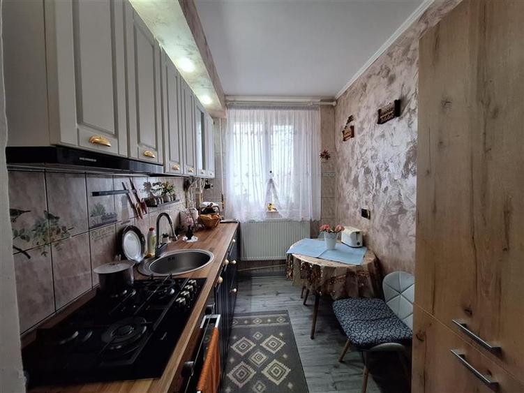 Apartament 2  camere decomandat , zona Mioritei