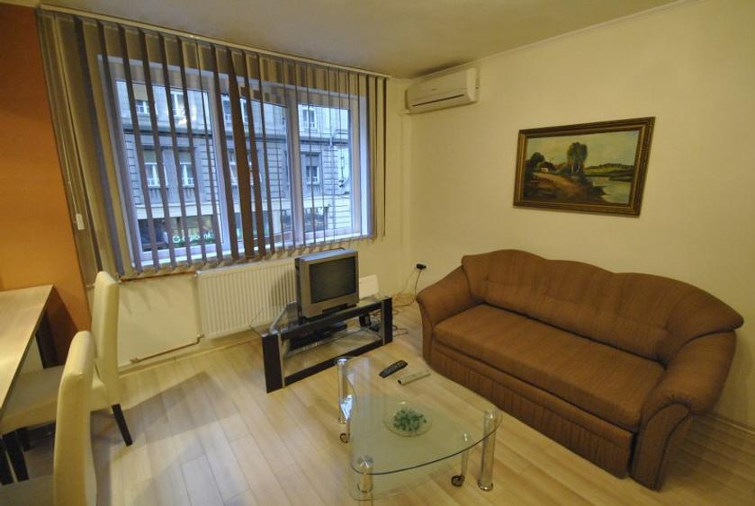 Ultracentral - Apartament 2 Camere -Curte - Parcare