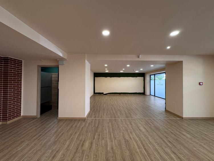 Spatiu comercial de inchiriat, 98 mp, zona Mall Coresi, Urban Pentha