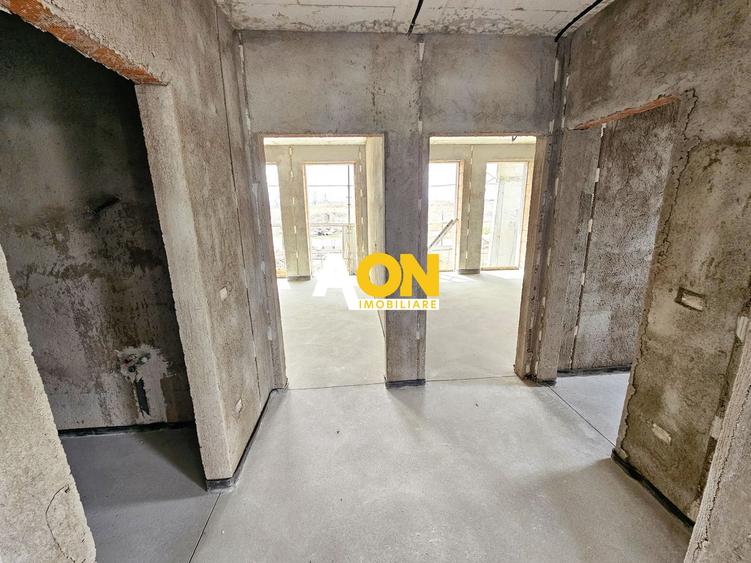 Apartament cu 3 camere, 2 bai, curte proprie, parcare si boxa 40 mp