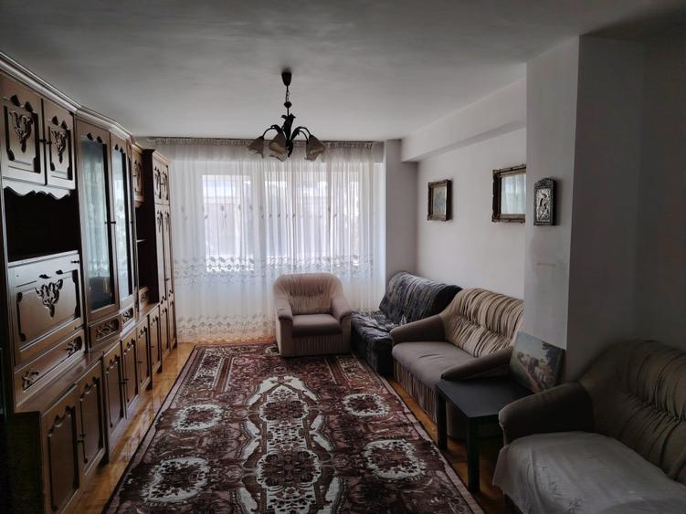Apartament 3 camere, 2 balcone , aer condiționat
