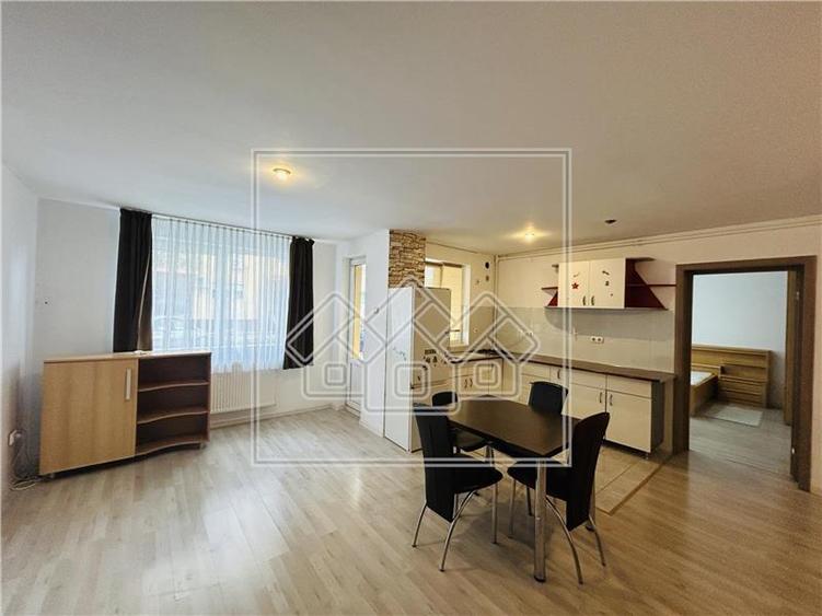 Apartament la cheie, 3 camere, balcon, zona Rahova