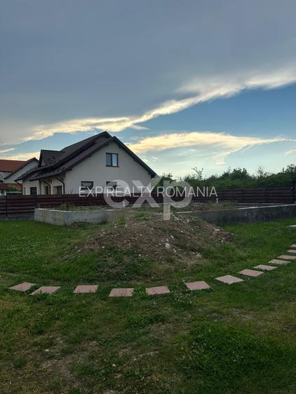 Teren 445 cu fundatie de casa mare + o Casuta locuibila moderna de 2 camere - 18