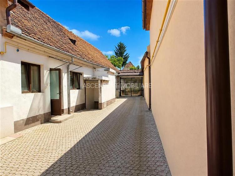 Casa cu 4 camere, garaj, pivnita boltita si potential, Brasov - 2
