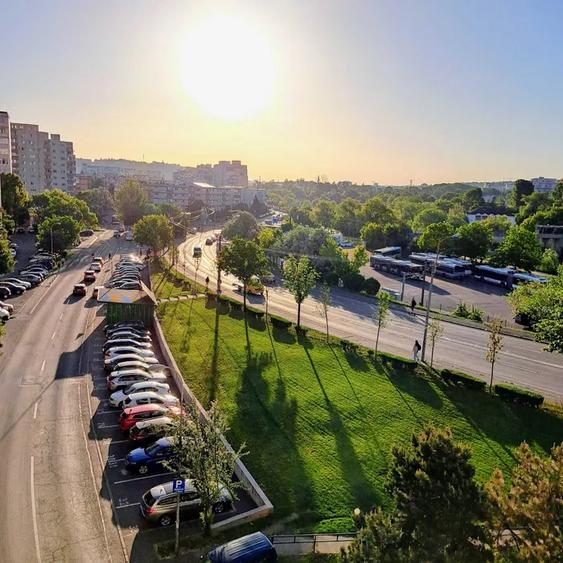 Apartament 2 camere, 51 mp, balcon generos cu panoramă superbă asupra orașului.
