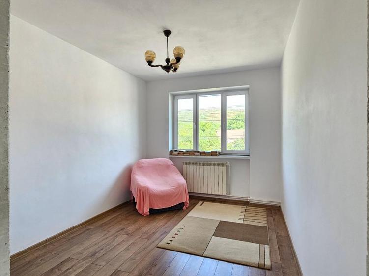 Buzau, Pietroasele - casa 4 camere, 2 bai, 150 mp utili.