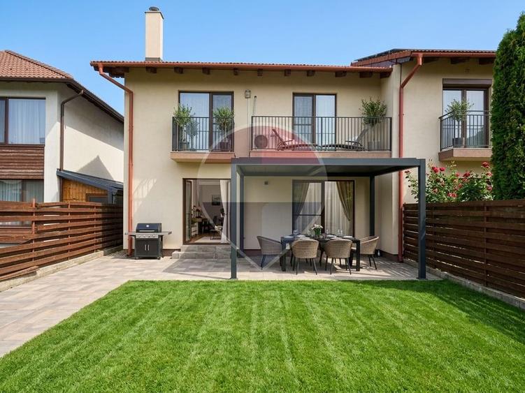 Duplex spațios cu 3 dormitoare, curte de 250 mp și parcare proprie.